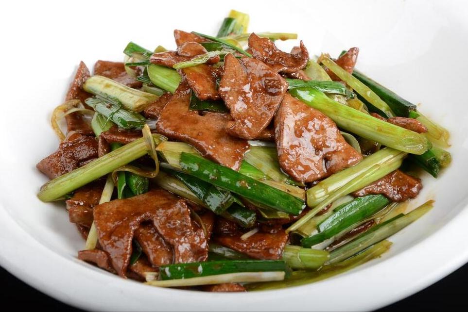 It is a big taboo to blanch the fried pork liver directly. Before that