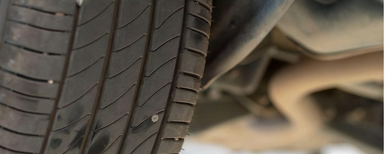 The tire is punctured, can it be repaired, or must it be replaced? iNEWS