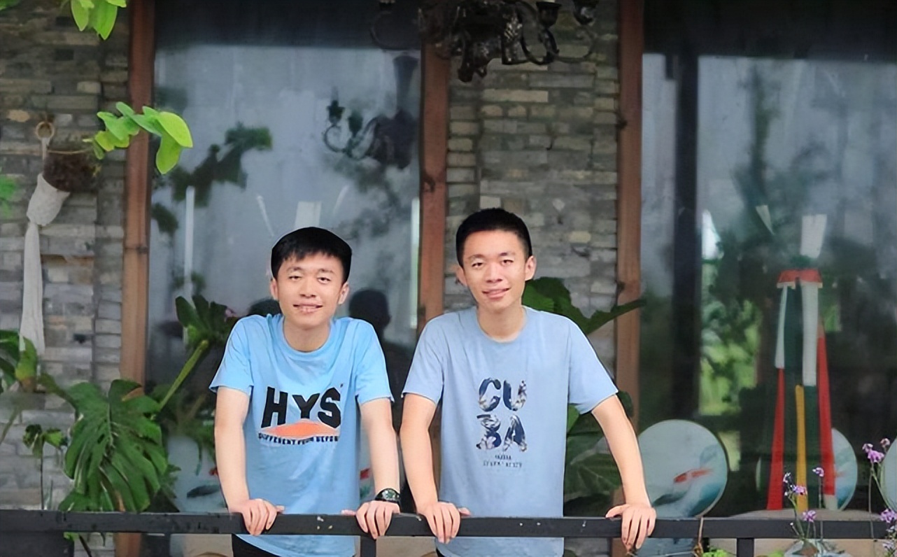 雙胞胎兄弟,弟弟居然比哥哥高半個頭,只因三個細節不同 - 資訊咖