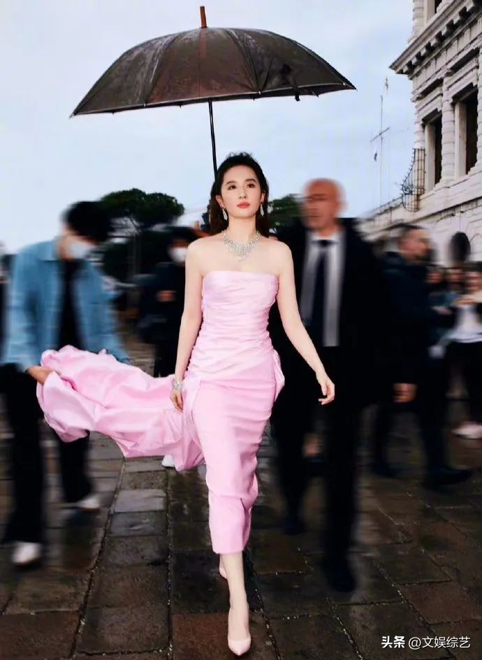 Liu Yifei appeared at an event in Venice, wearing a pink tube top dress ...