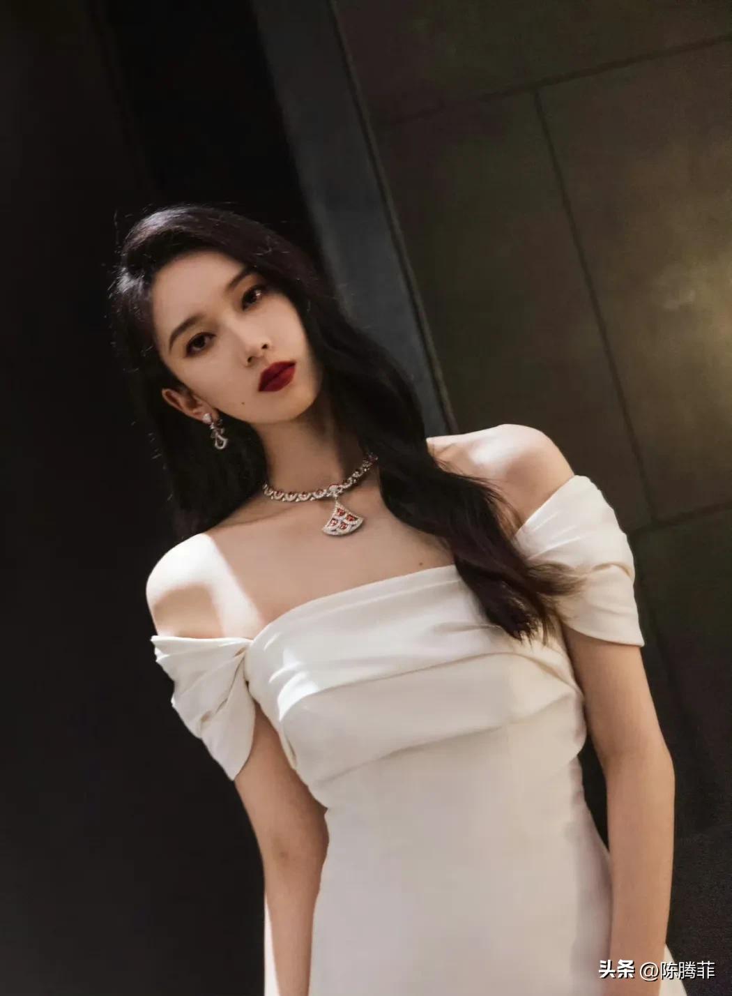 Liu Lingzi's white tube top and floor-length dress has a dashing figure ...