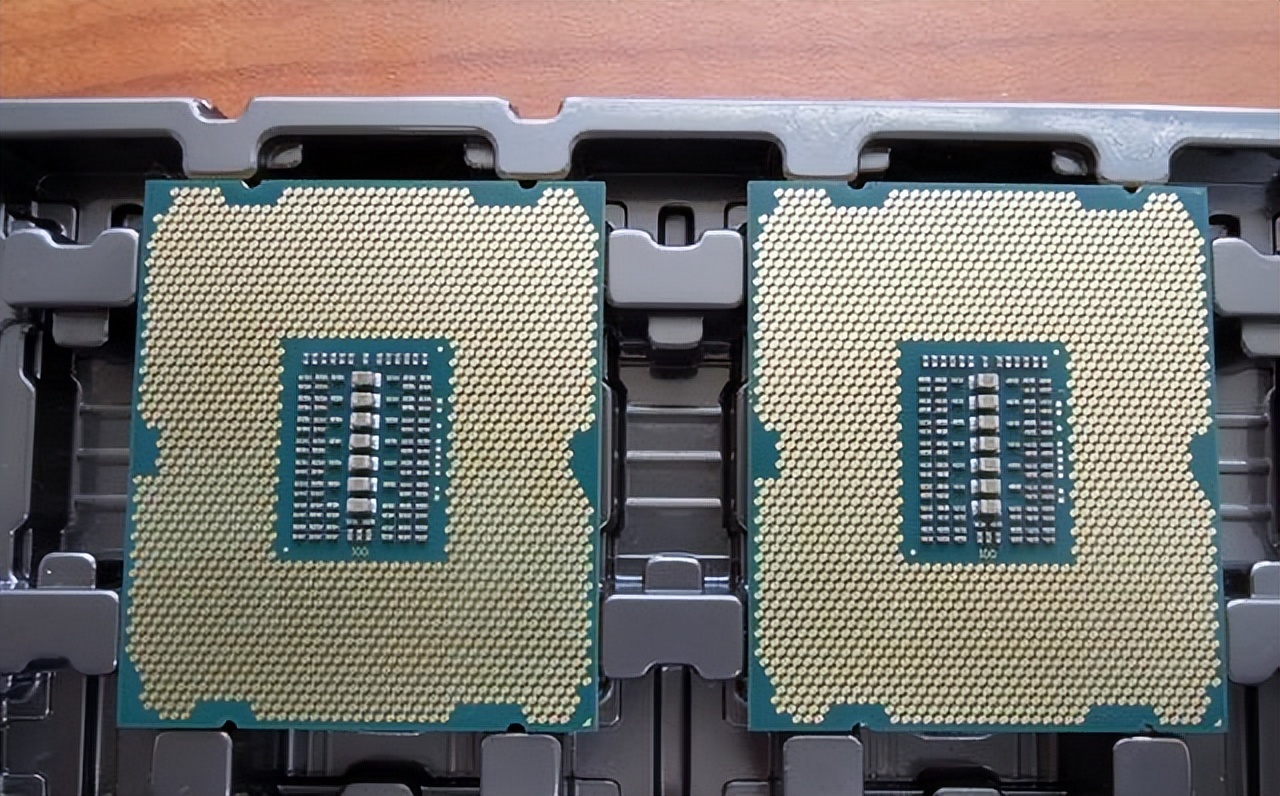 What is the difference between multicore processors and singlecore processors, parallel