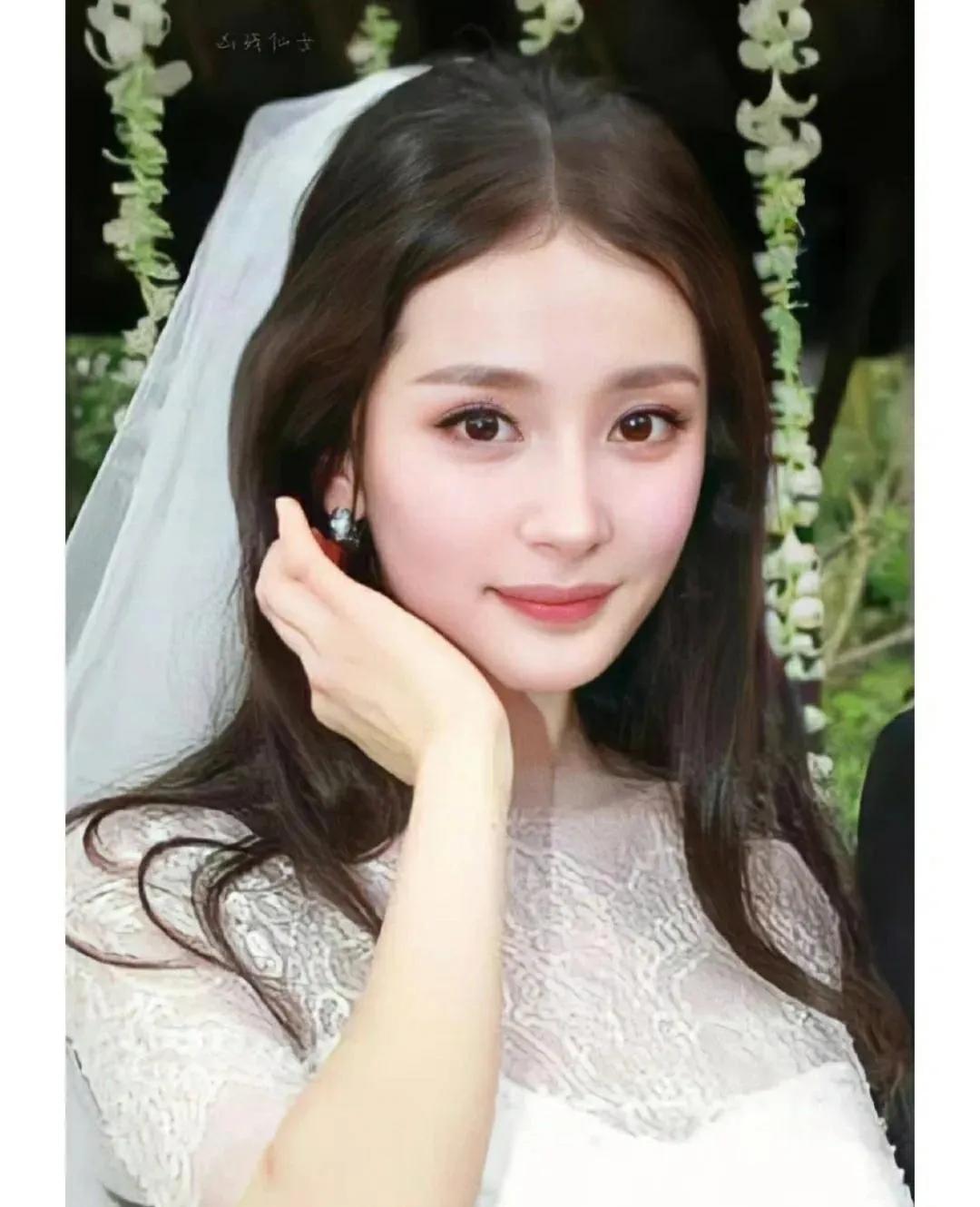 The simplest wedding dress is the white moonlight in my heart, the most