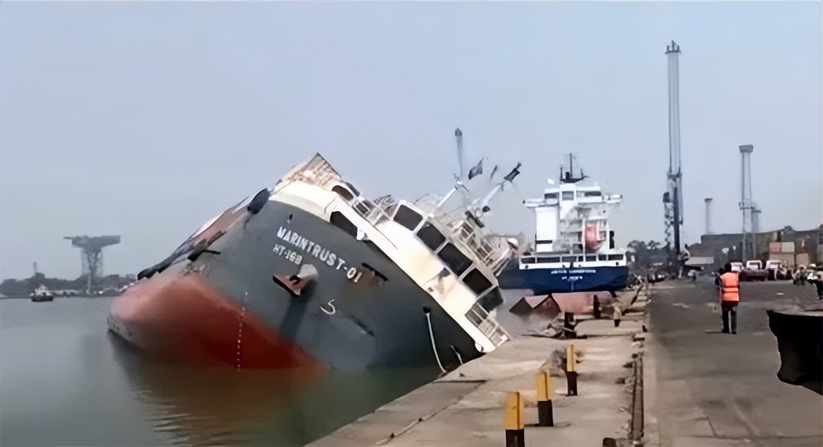 15 minutes!A container ship capsized suddenly - iNEWS