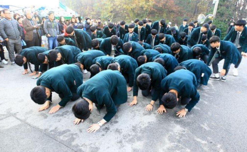Photos of Cai Xukun before he became famous were exposed. Kneeling on ...