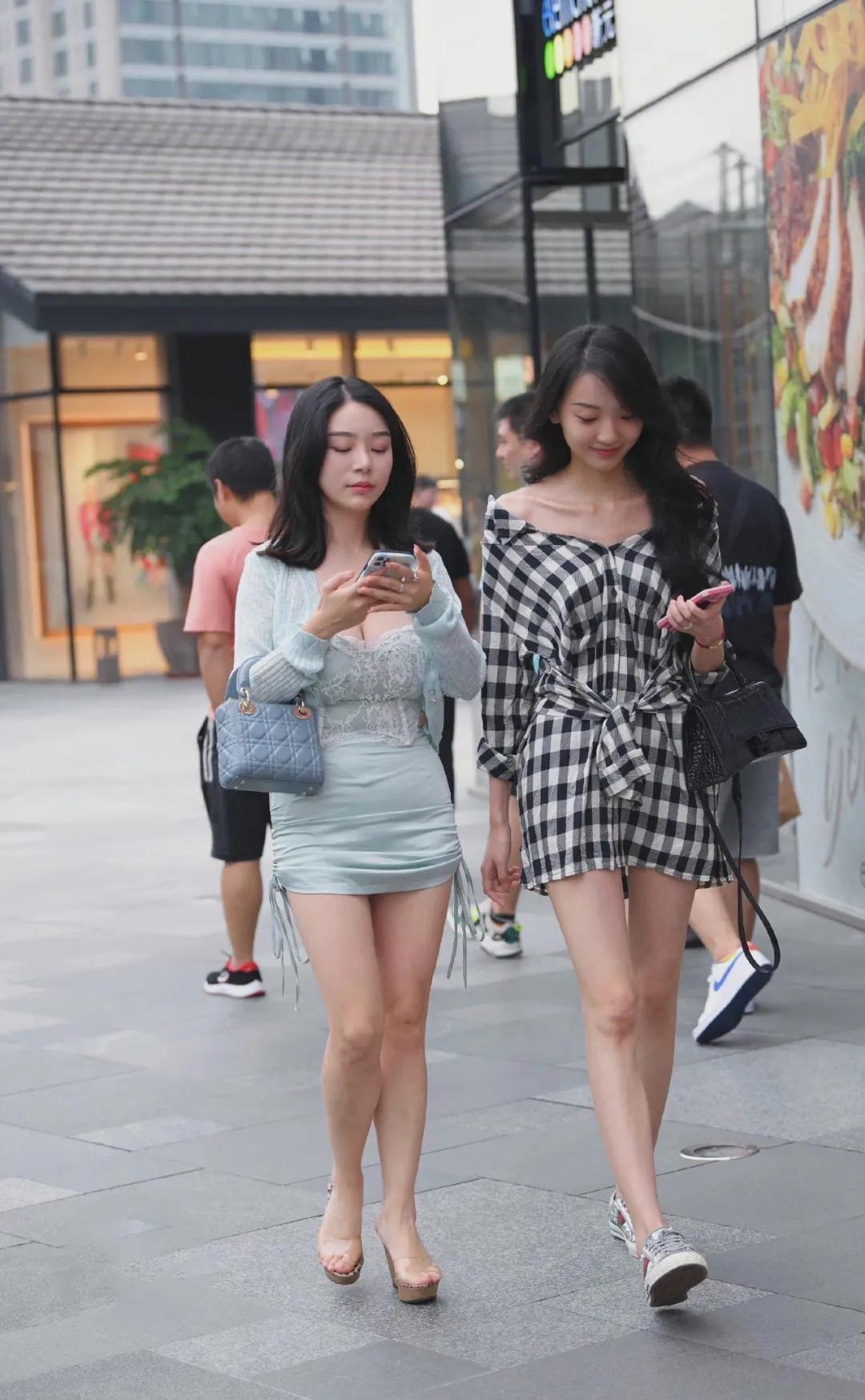 Street Shots: Shopping Sisters - iNEWS