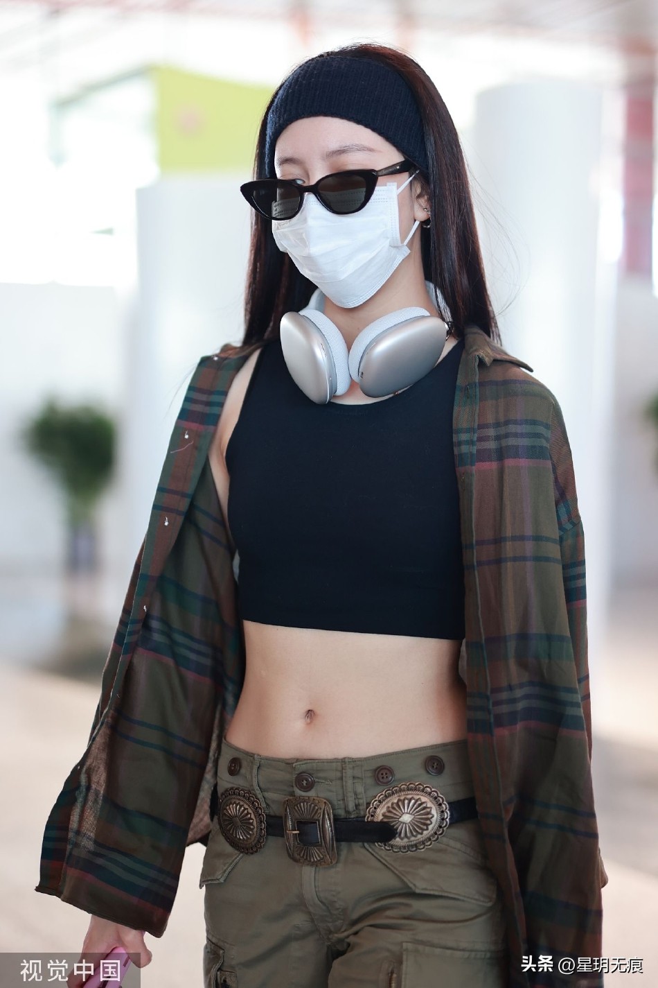 Song Yanfei showed up at the airport in a navel-baring outfit and ...
