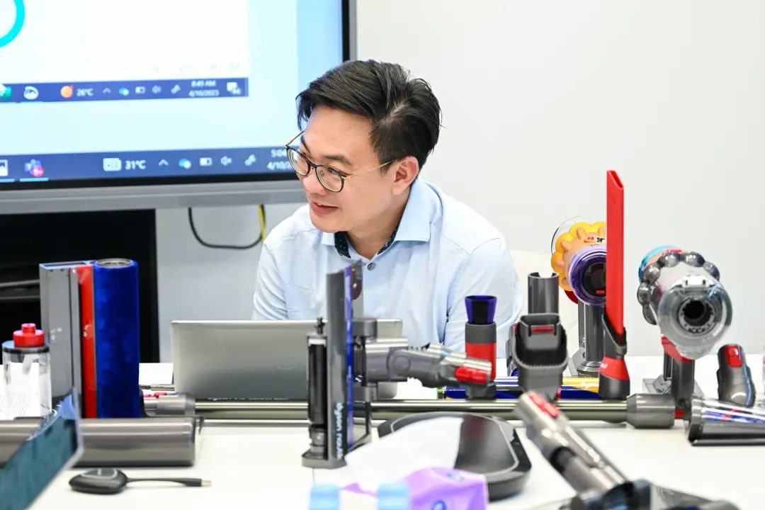 Dyson's first vacuum cleaner experience! Ten Questions to Dyson Is it