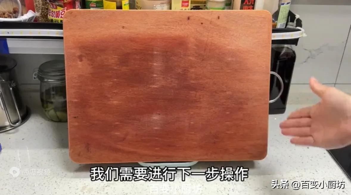 Don't rush to use the newly bought cutting board, the chef taught me how to maintain it, so that
