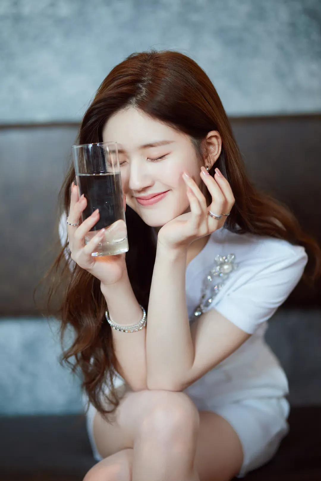 Zhao Lusi is pure as water iNEWS