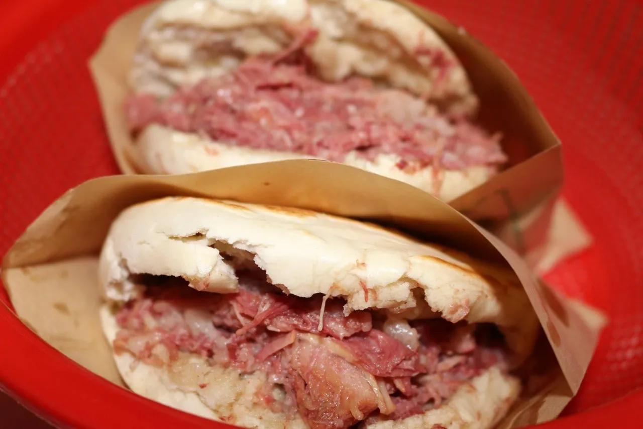 Let me tell you about the types of Xi'an Roujiamo. People who come to ...