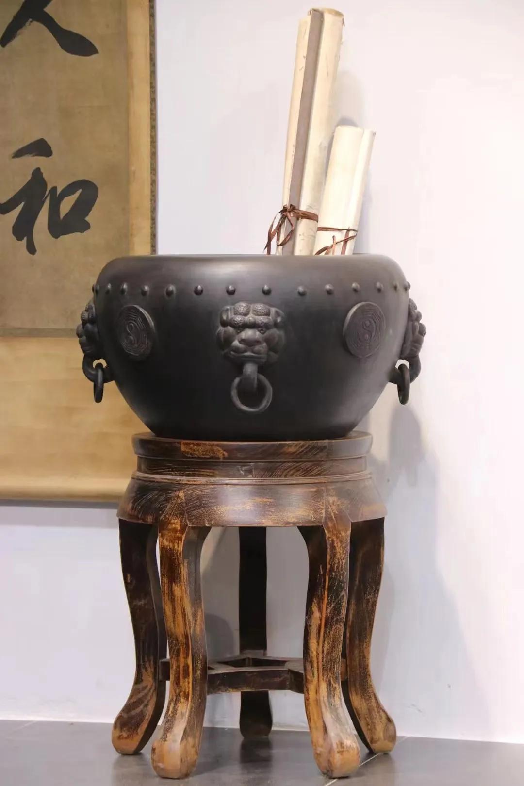 Elegant utensils, purple sand roll cylinders are generally placed in