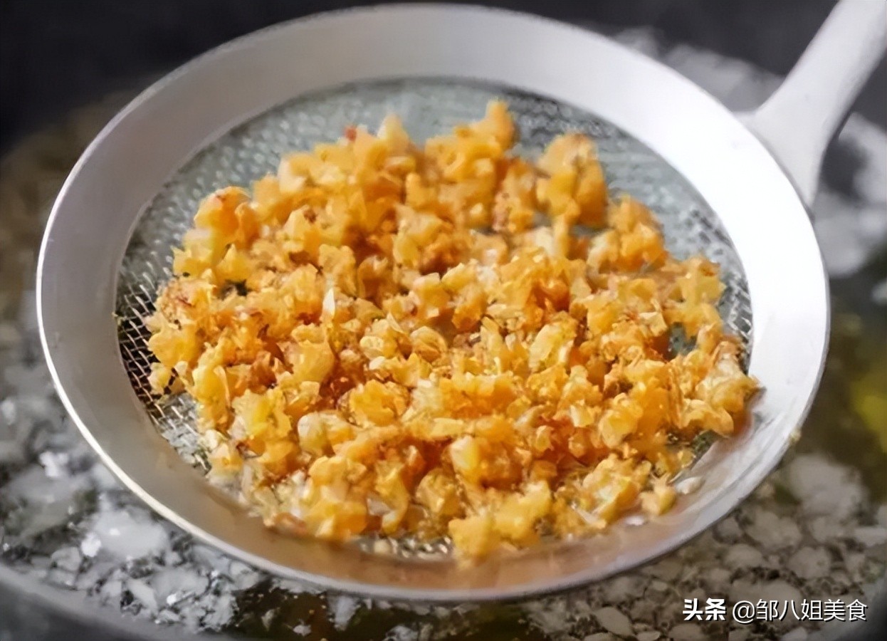 When frying garlic, it is not delicious to fry directly in the pot