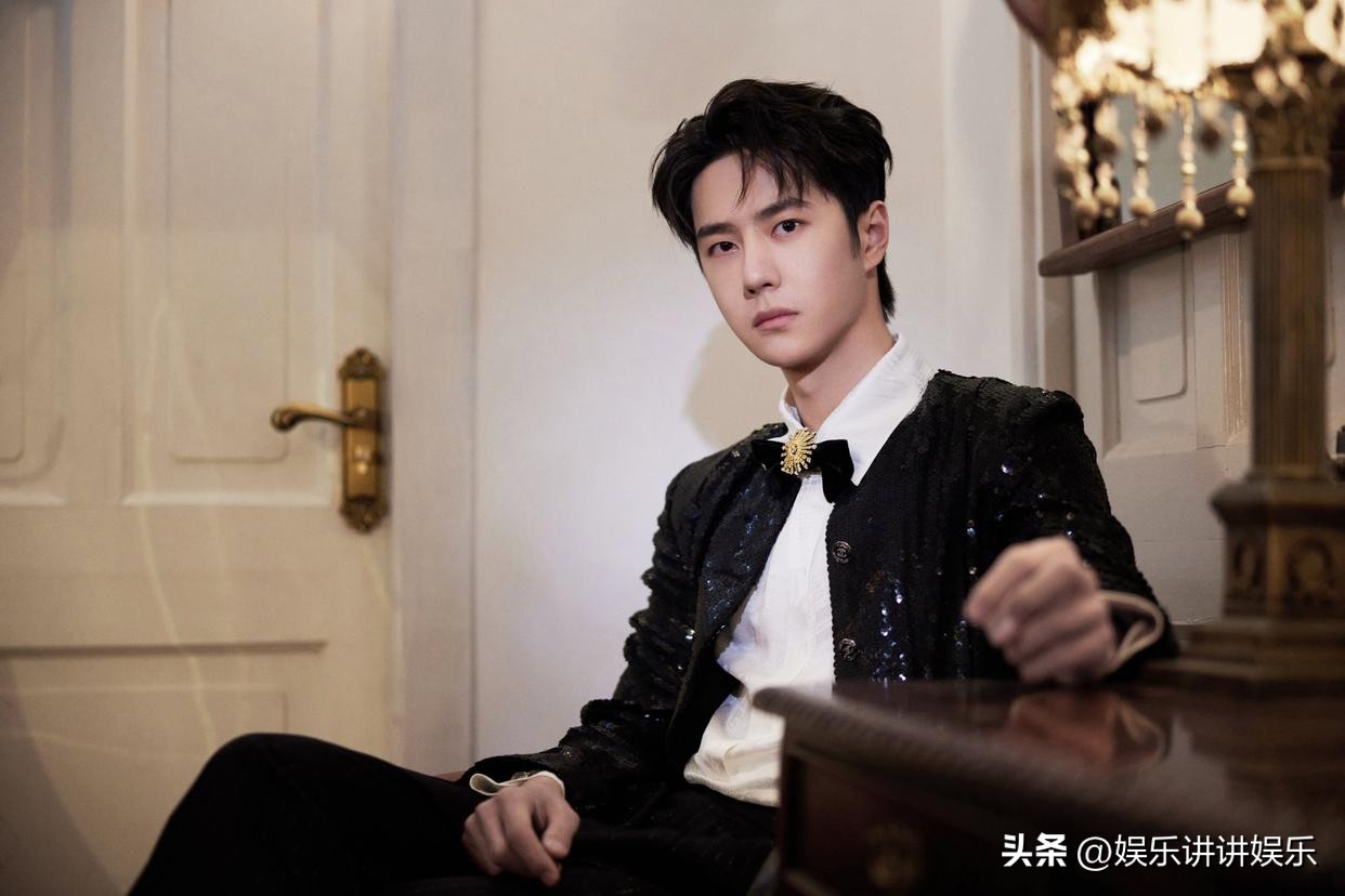 Full of extravagance!Wang Yibo GQ red carpet, 1932 Xiangjia brooch with ...