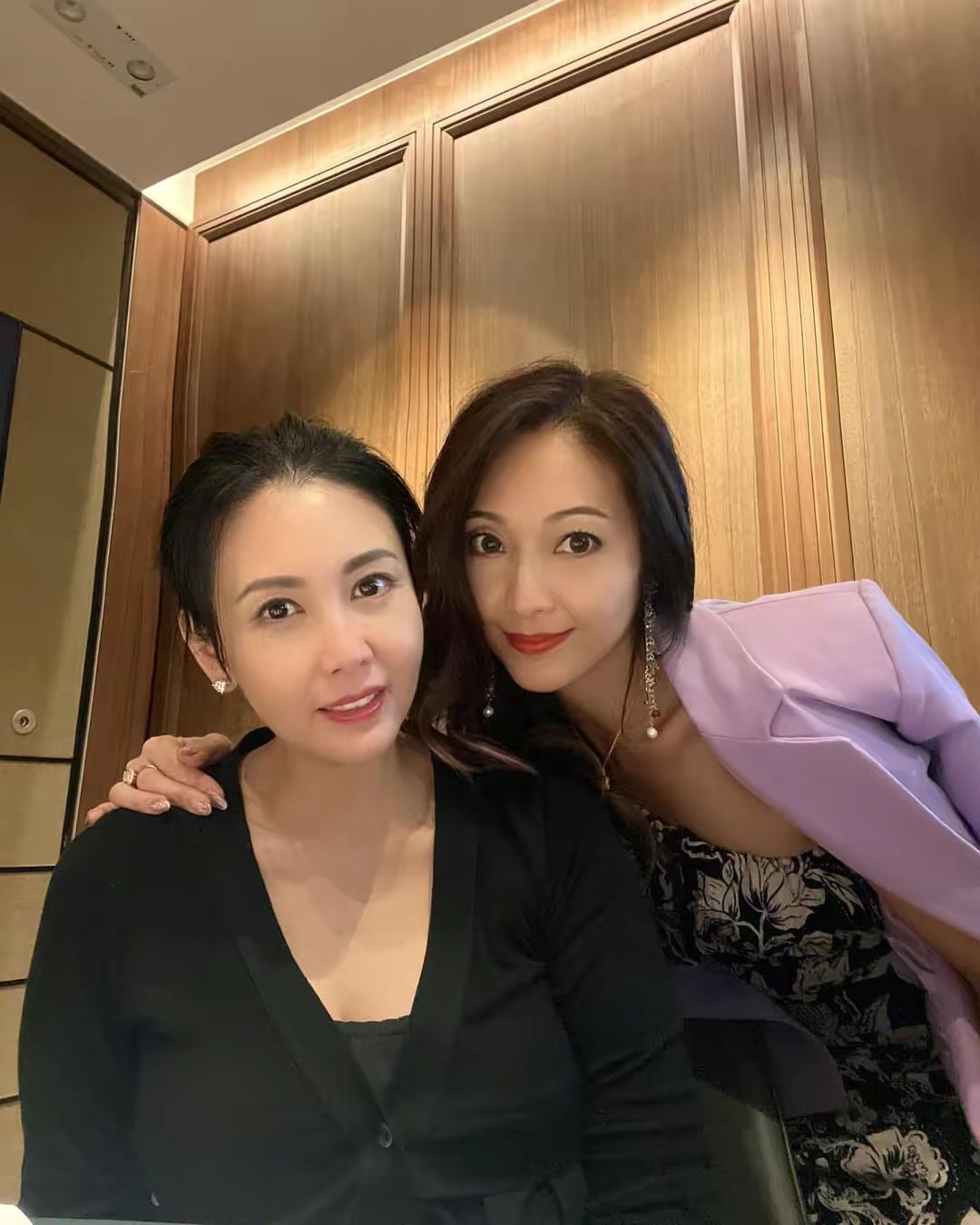 Qiu Shuzhen appeared at the birthday party, with a low-neck top showing ...