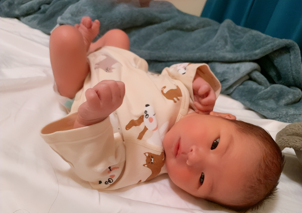 Why does the baby spit up easily when taking a bath? This mistake