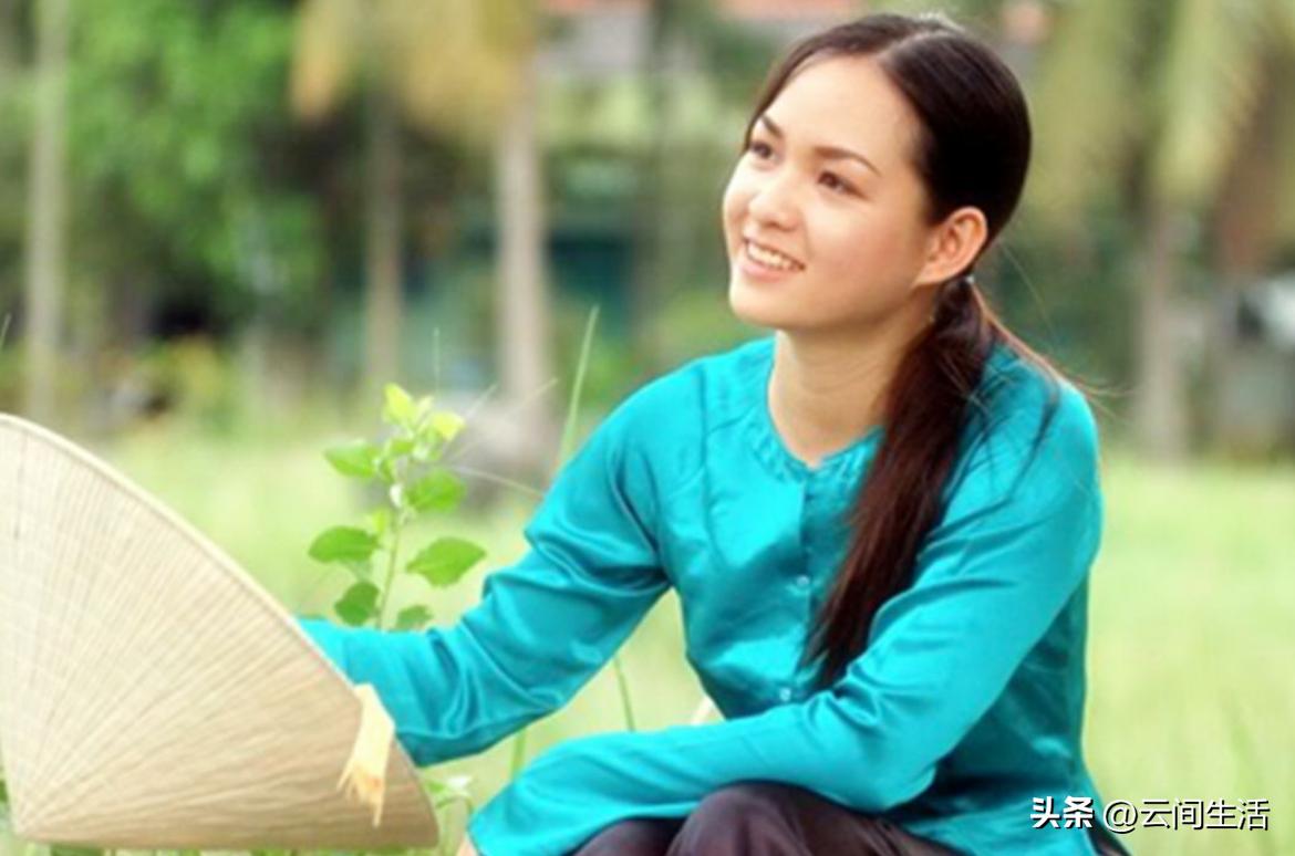 Vietnamese girls set up stalls on the SinoVietnamese border, and what