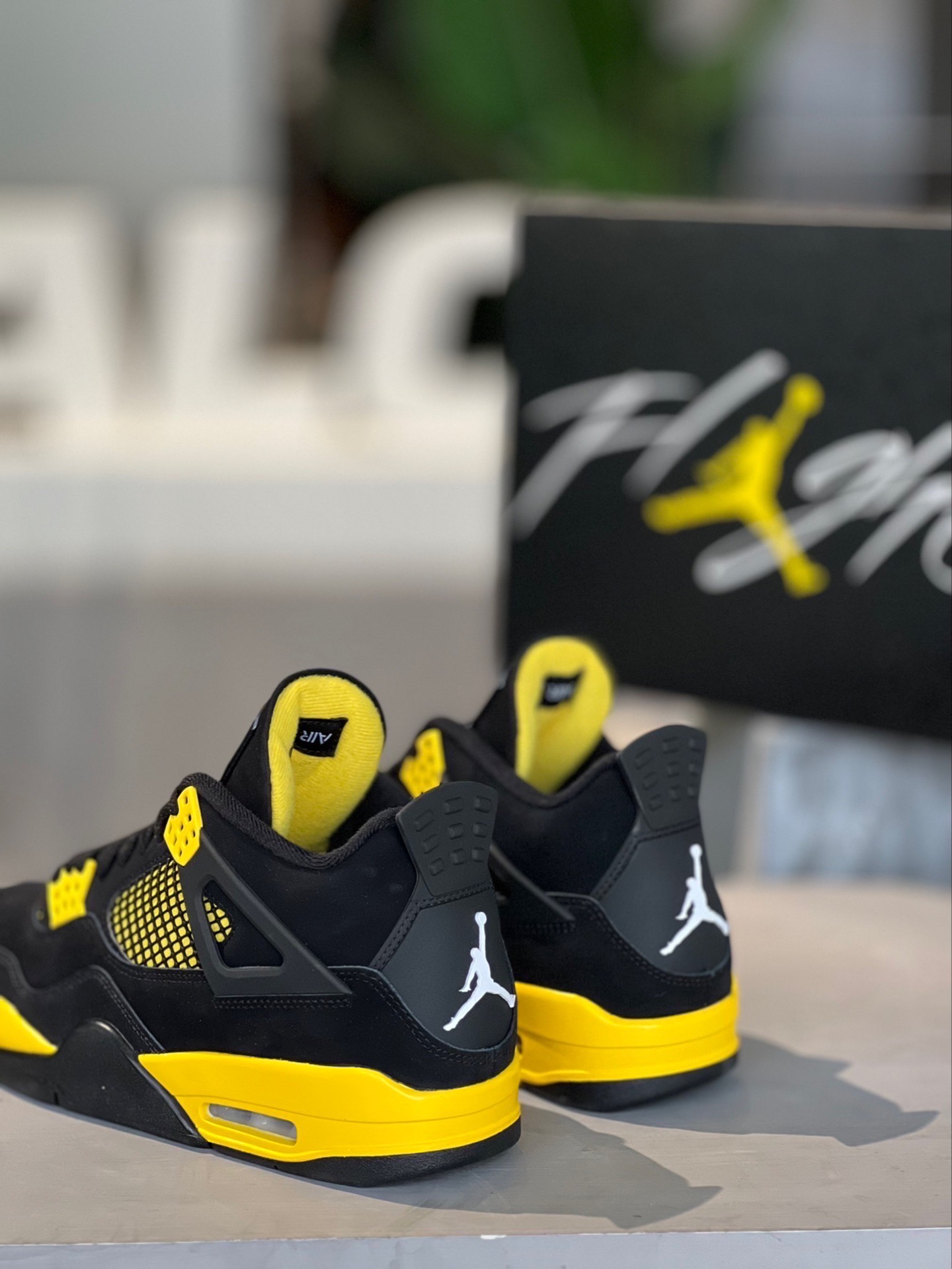 Air Jordan 4 Black Yellow Thunder - iNEWS