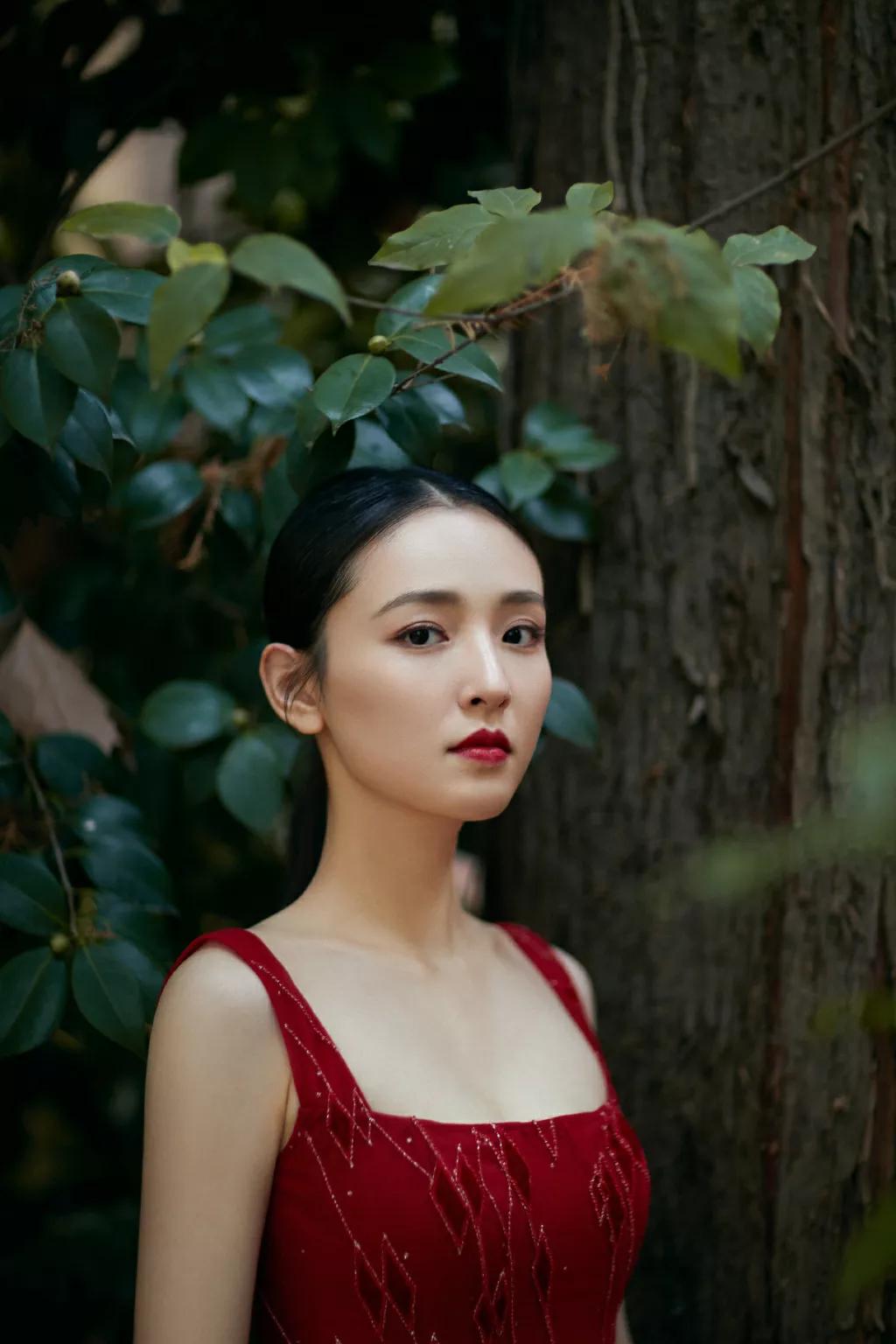 Wu Qian's red one-shoulder dress has a large veil, showing a girlish ...