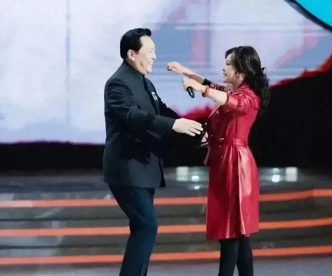Liu Xiaoqing and Tang Guoqiang reunited after 43 years, wearing leather ...