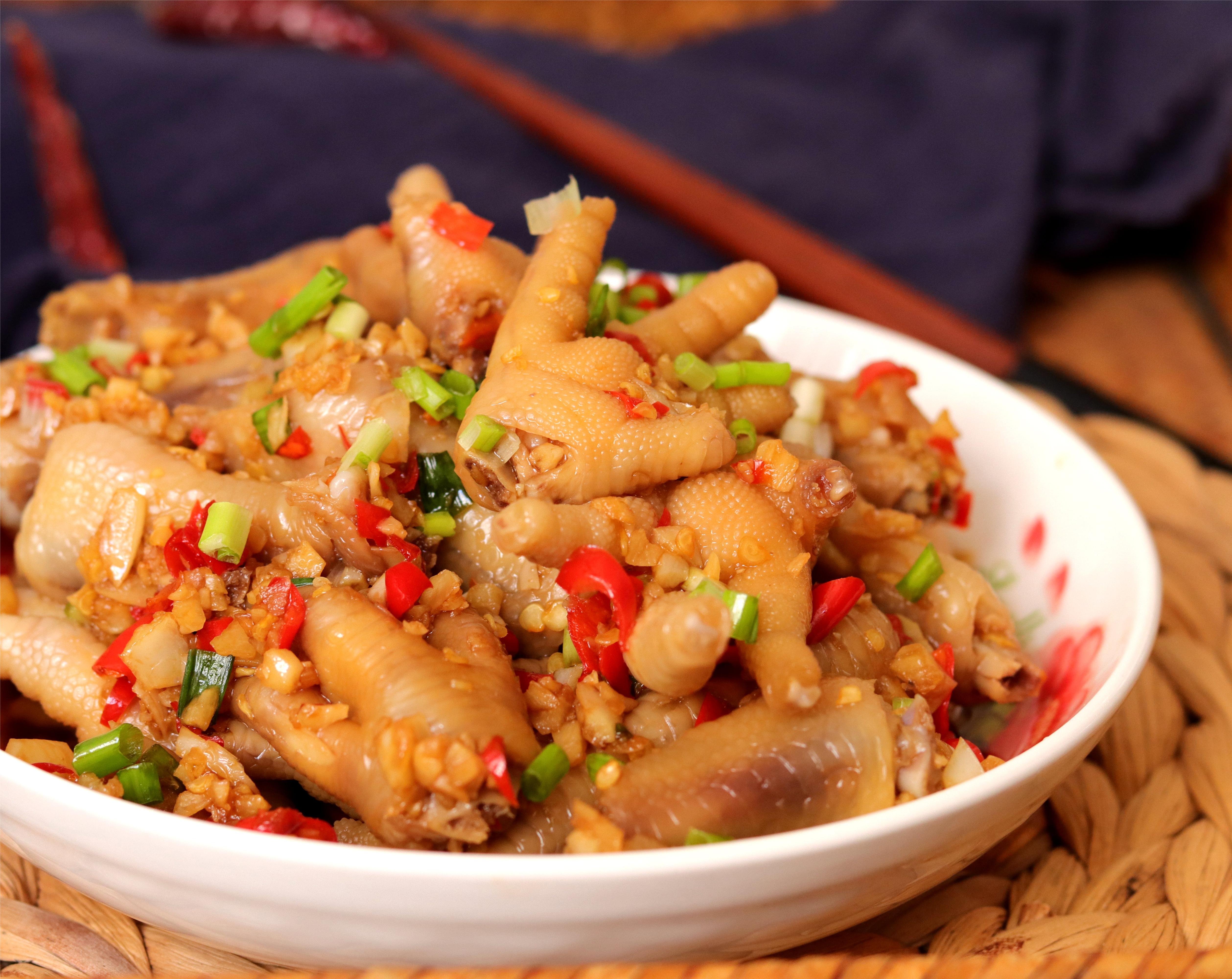 Teach you the nutritious garlic chicken feet, easy to make, delicious