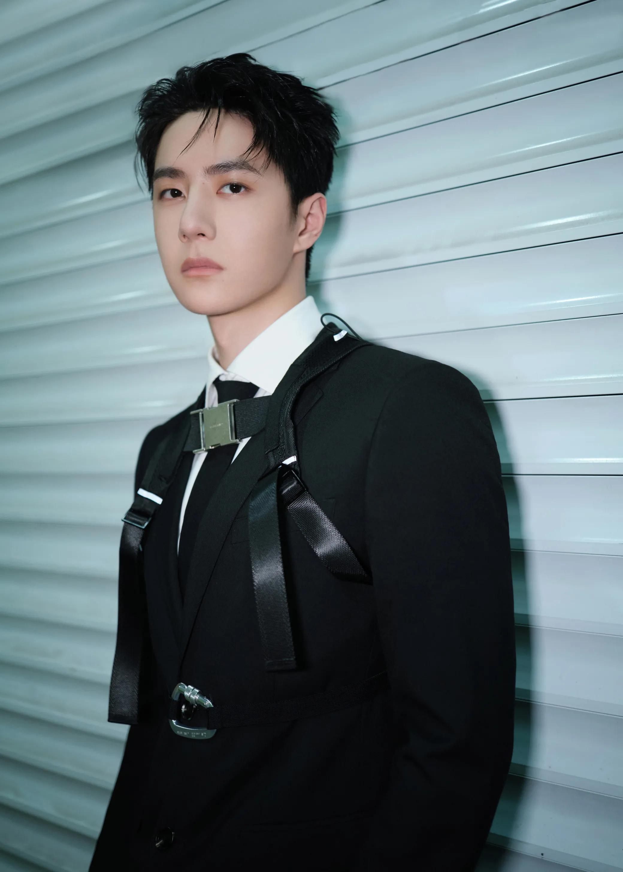 Wang Yibo's hip-hop suit with straps - iNEWS