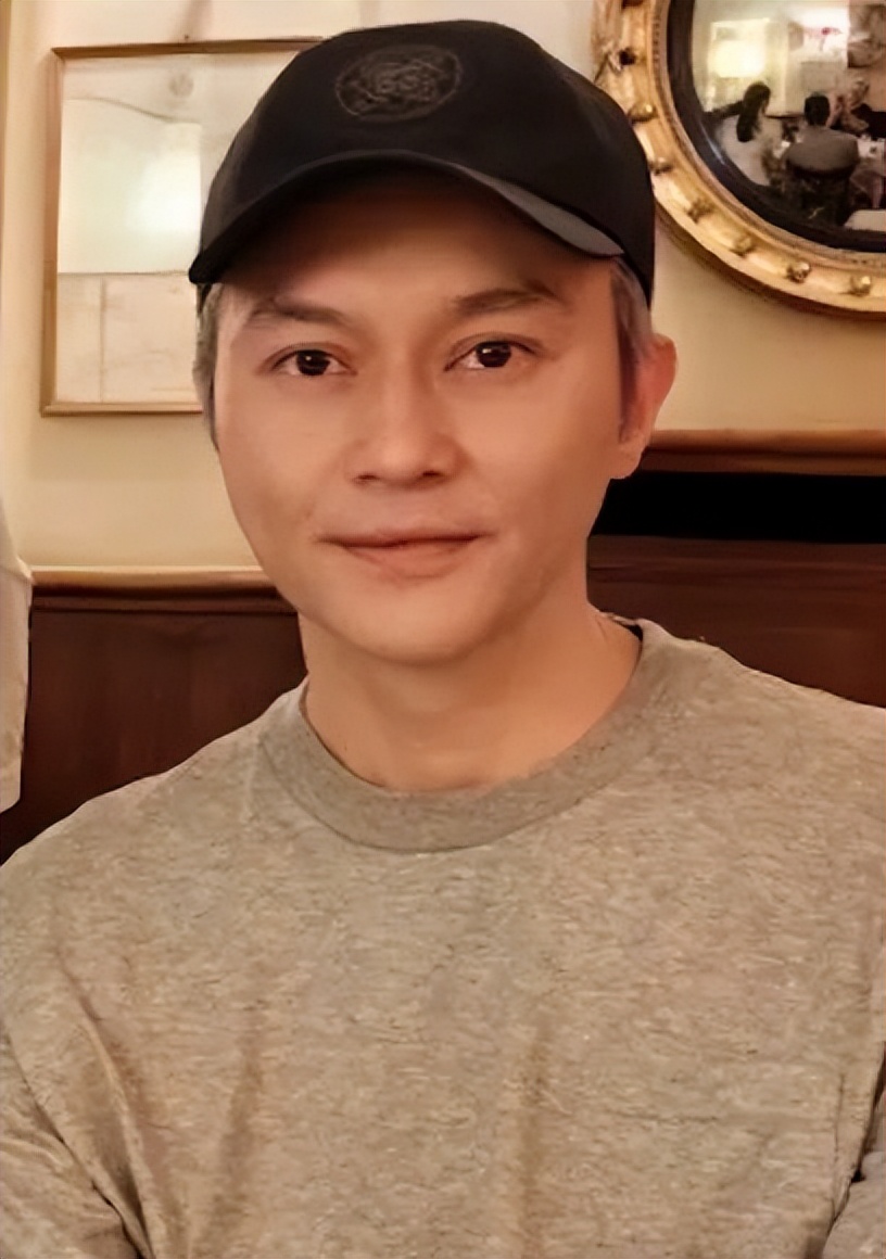 A recent photo of 52-year-old Zhang Zhilin was exposed, with white hair ...