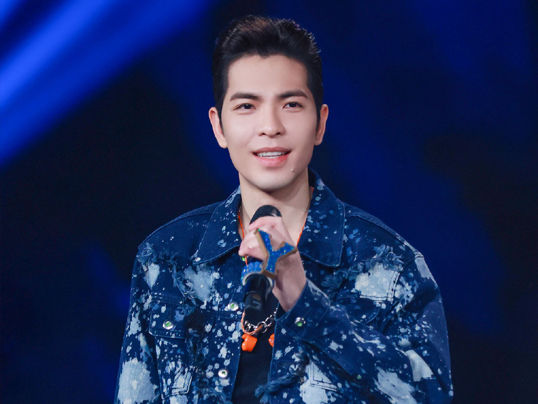 Jam Hsiao and Zhang Bichen sang "Lover Missed" to the fivemember band