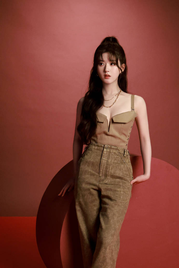 Zhao Lusi Wears A Tube Top To Show Her Curves Her Wavy Hair Is Full Of zhao-lusi-wears-a-tube-top-to-show-her-curves-her-wavy-hair-is-full-of
