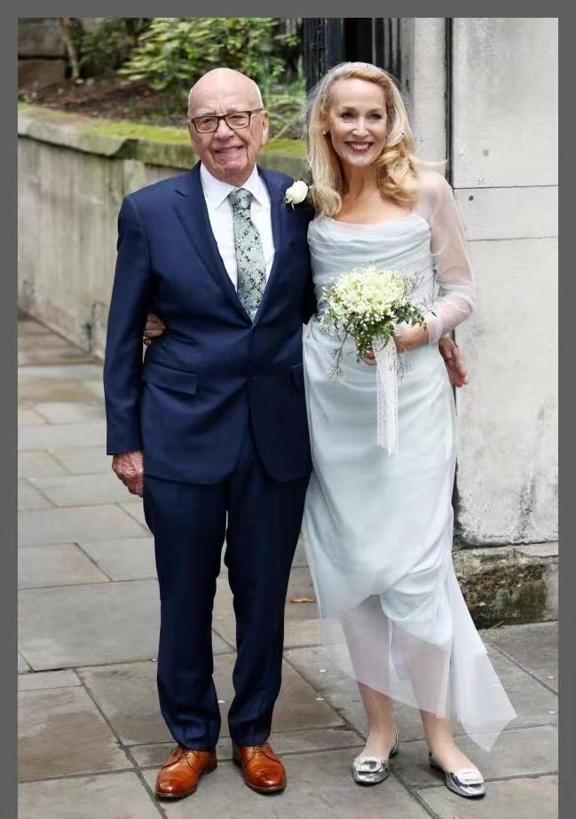 91-year-old Rupert Murdoch has a new girlfriend!On vacation at the