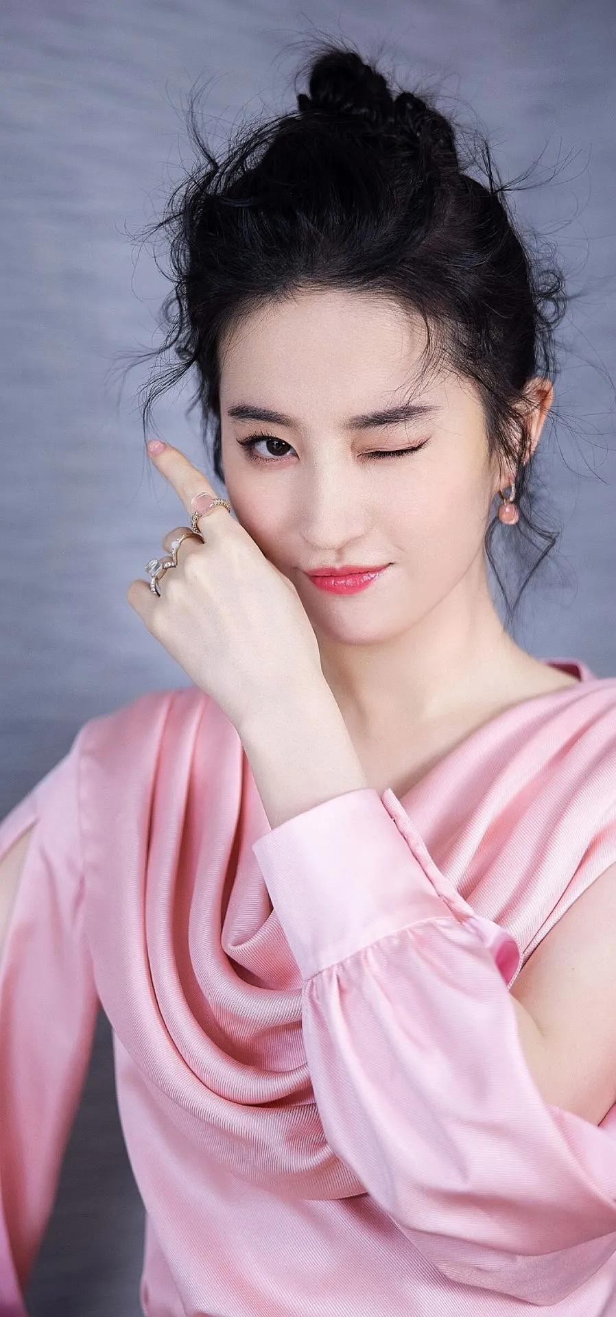 Star Beauty - Issue 206 Liu Yifei - iNEWS