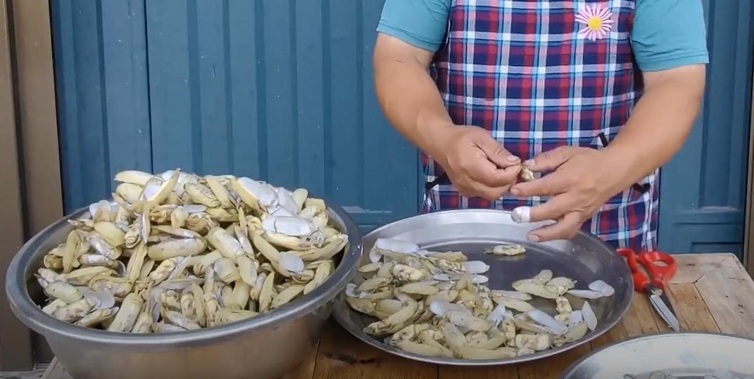 470 to buy 30 catties of old razor clams, wrapped in bread crumbs and ...