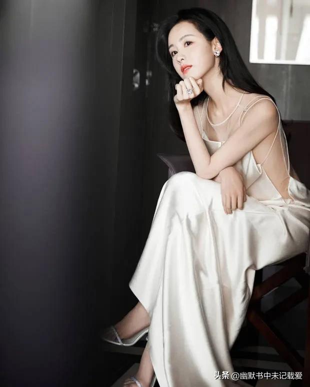 Chen Duling wears a white backless skirt, showing curves and legs ...