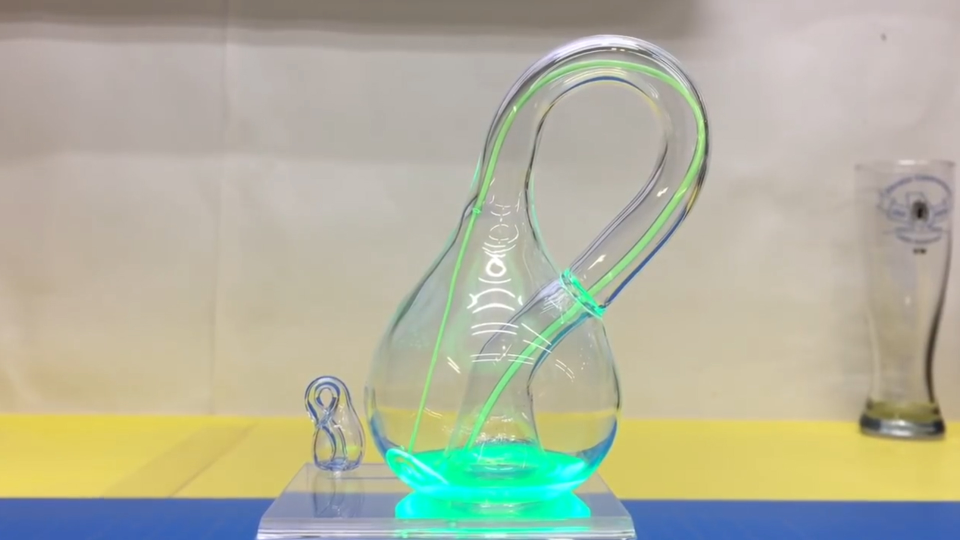 What is a Klein bottle?Why does it never fill up?Maybe it can unravel