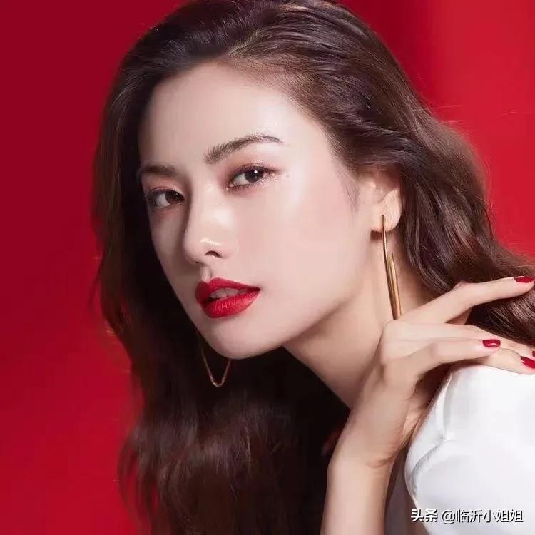 Lin Zhenna, a glamorous and glamorous beauty born as a model, with both ...