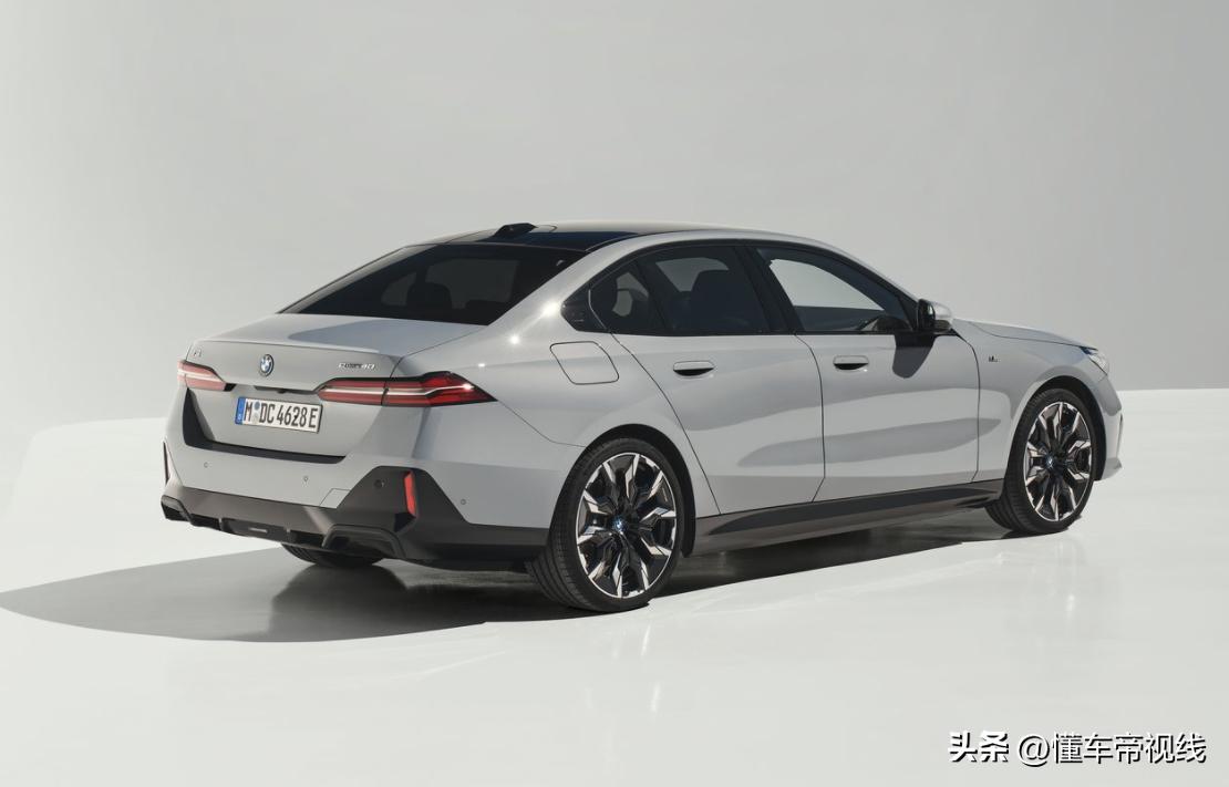 Dualmotor fourwheel drive with a maximum power of 400 horsepower, BMW