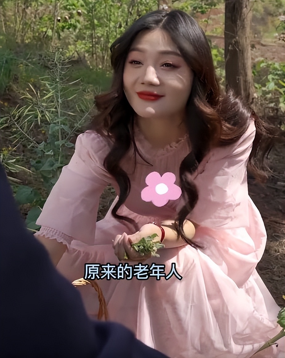 Internet celebrity Tang Xiaoyu wears a dress to dig wormwood - iNEWS