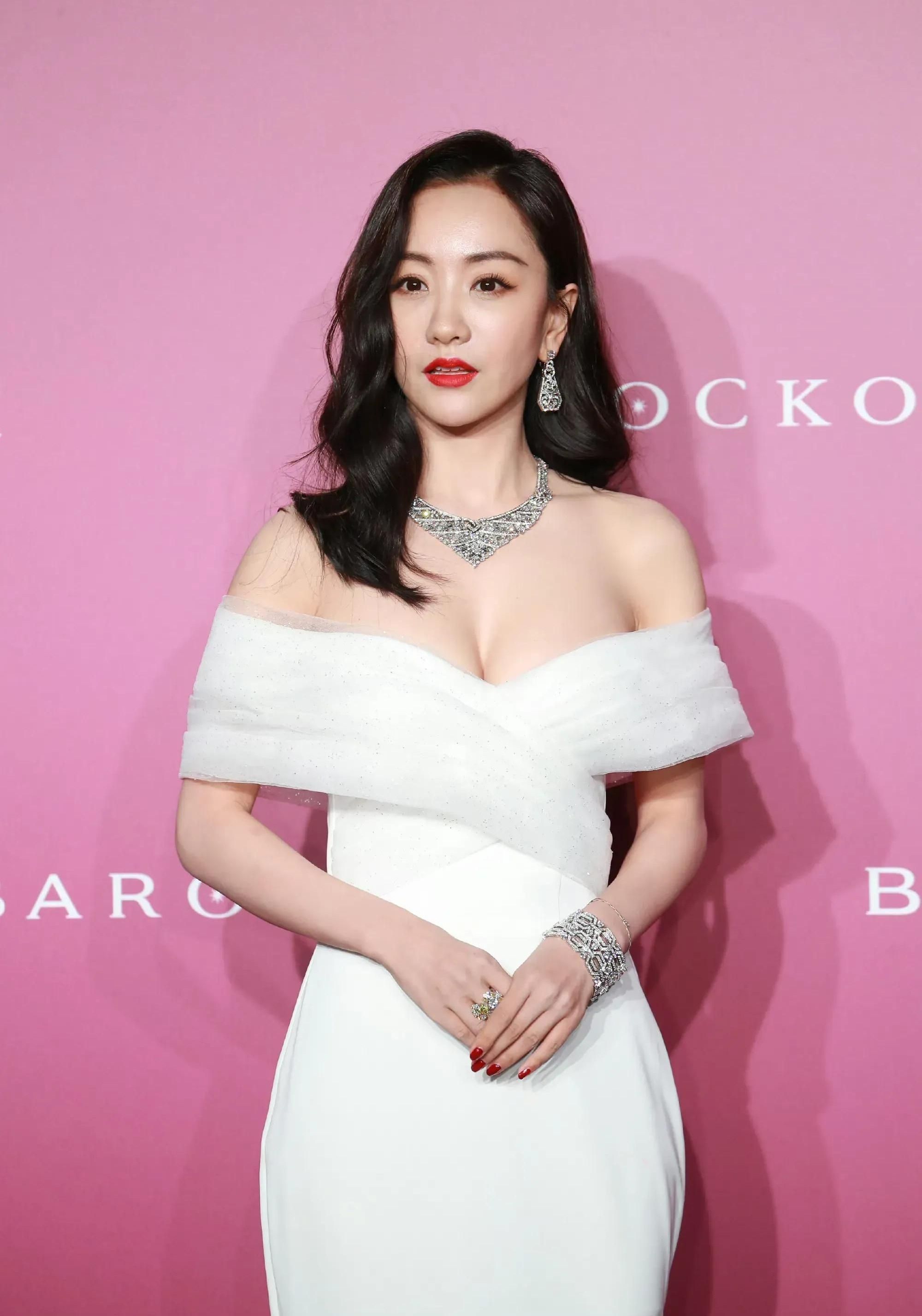 Yan Rong Yang Rong wore a tube top and white dress for a photo shoot. She has a ...