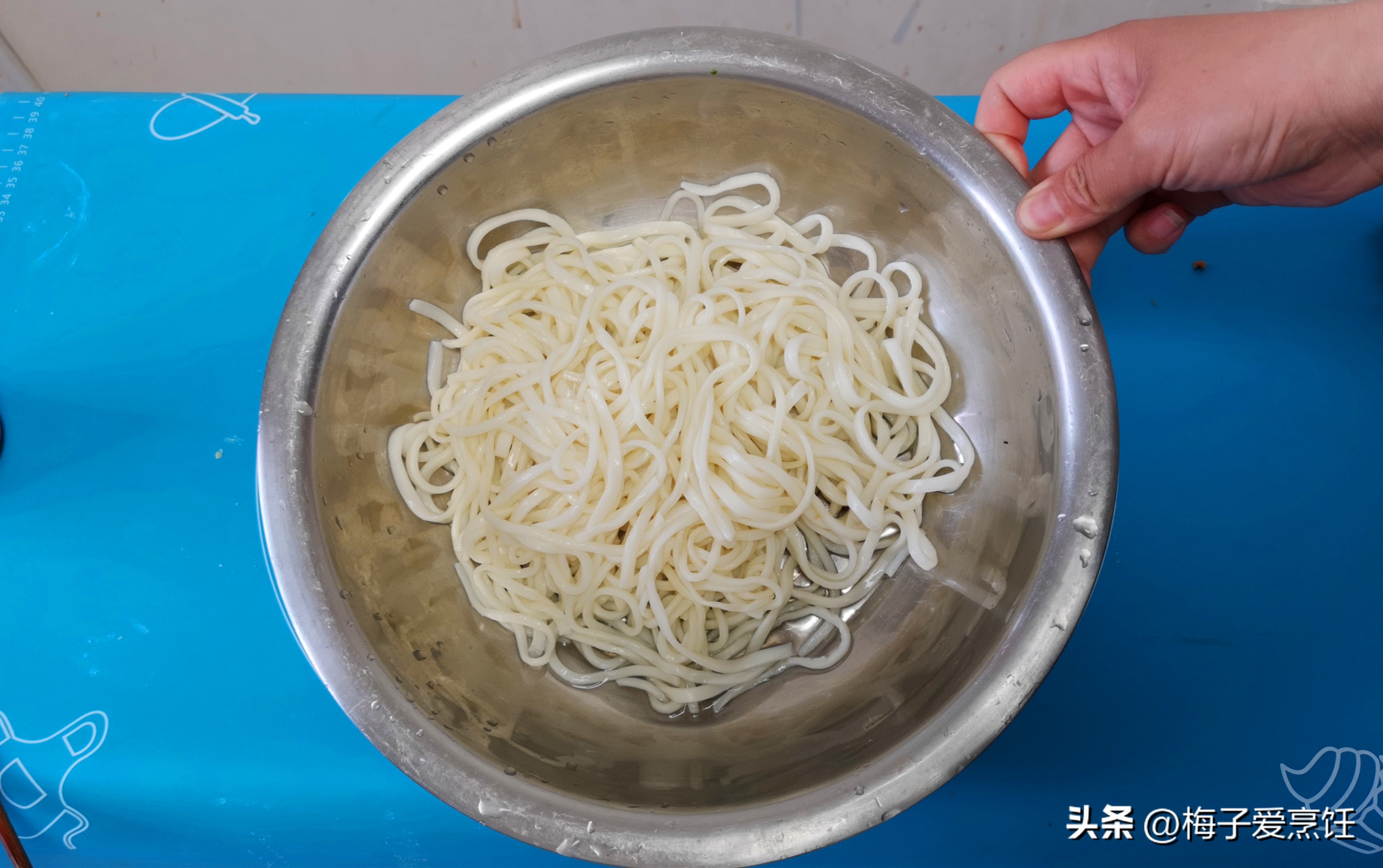 Teach you to use leftover noodles to make fritters, the steps are