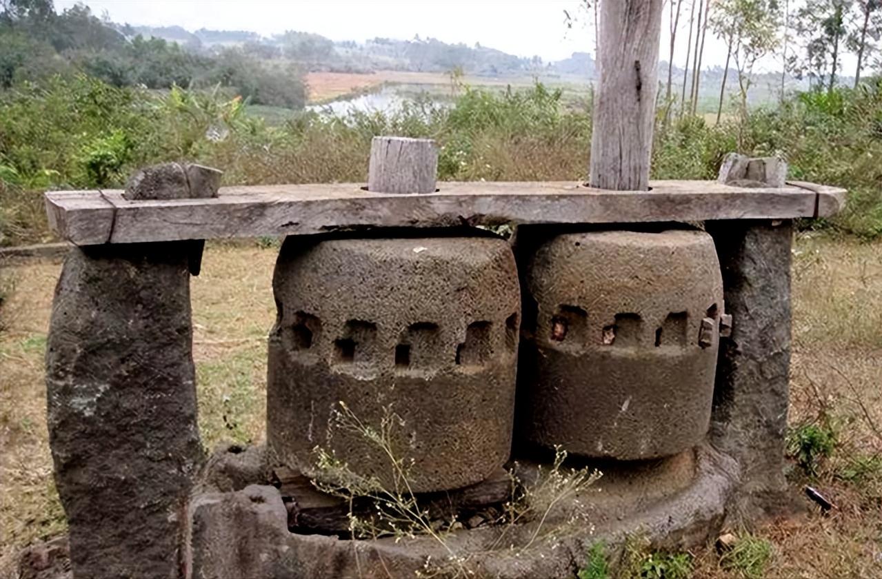 Briefly analyze the history and development of ancient sugar refining