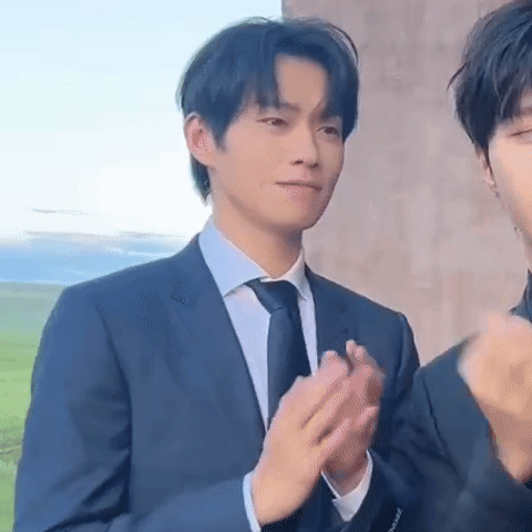Wei Daxun and Fan Chengcheng dance hand gestures together - iNEWS
