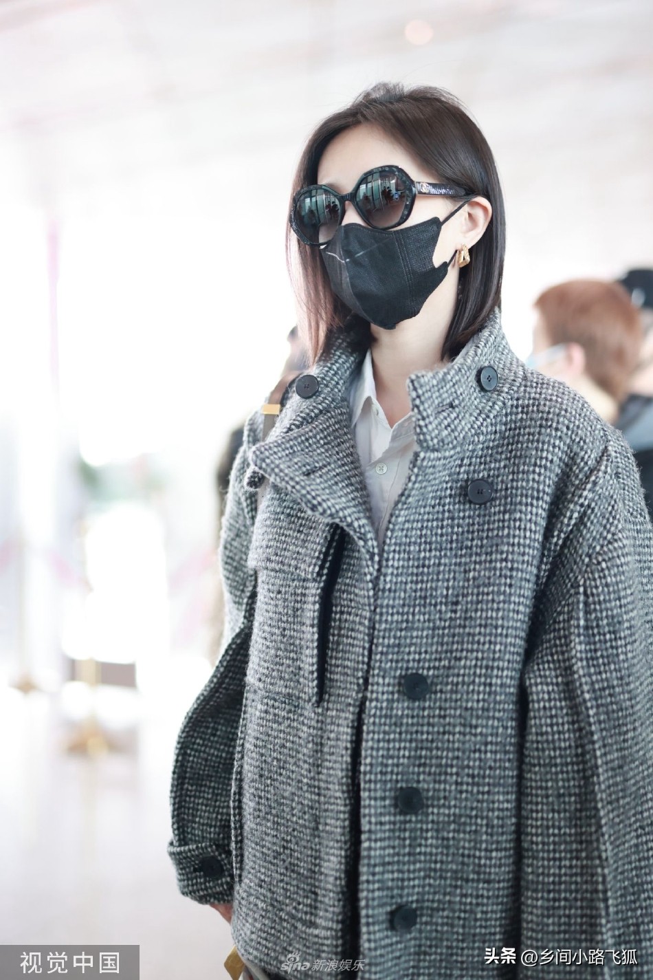 Li Yitong appeared in the airport wearing a small fragrance jacket