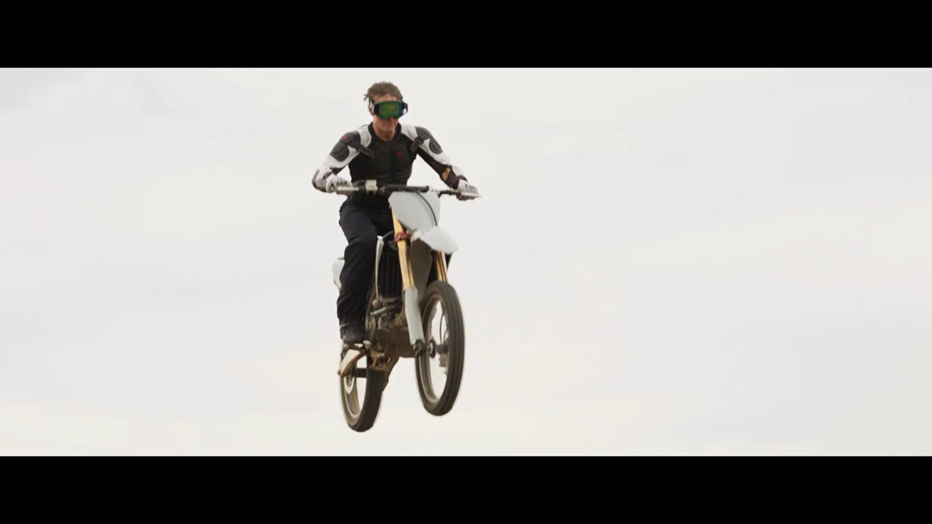 Tom Cruise desperately challenges cliff racing skydiving [Mission ...