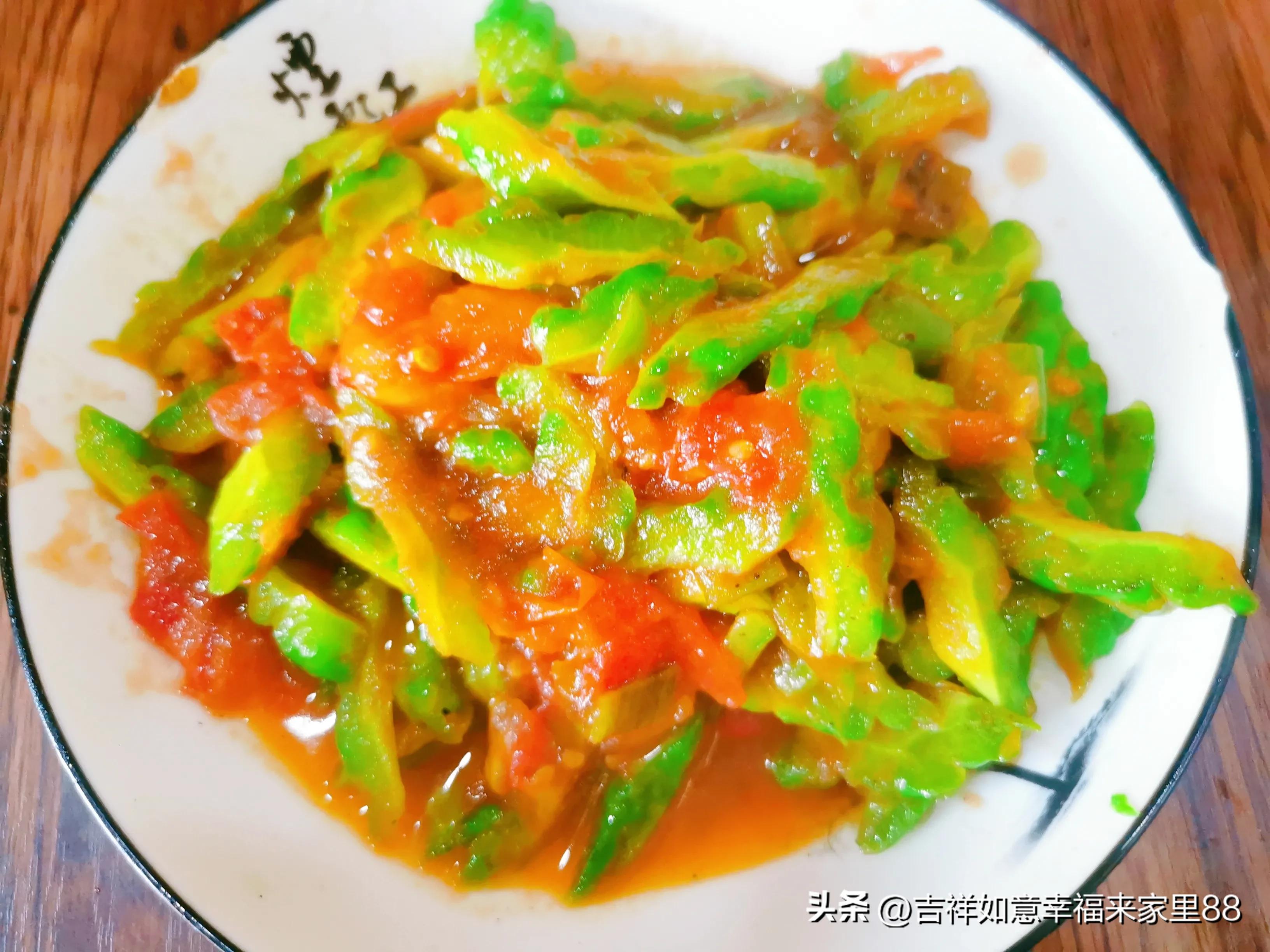 Bitter gourd in tomato sauce, sweet and sour tomato juice, bitter gourd