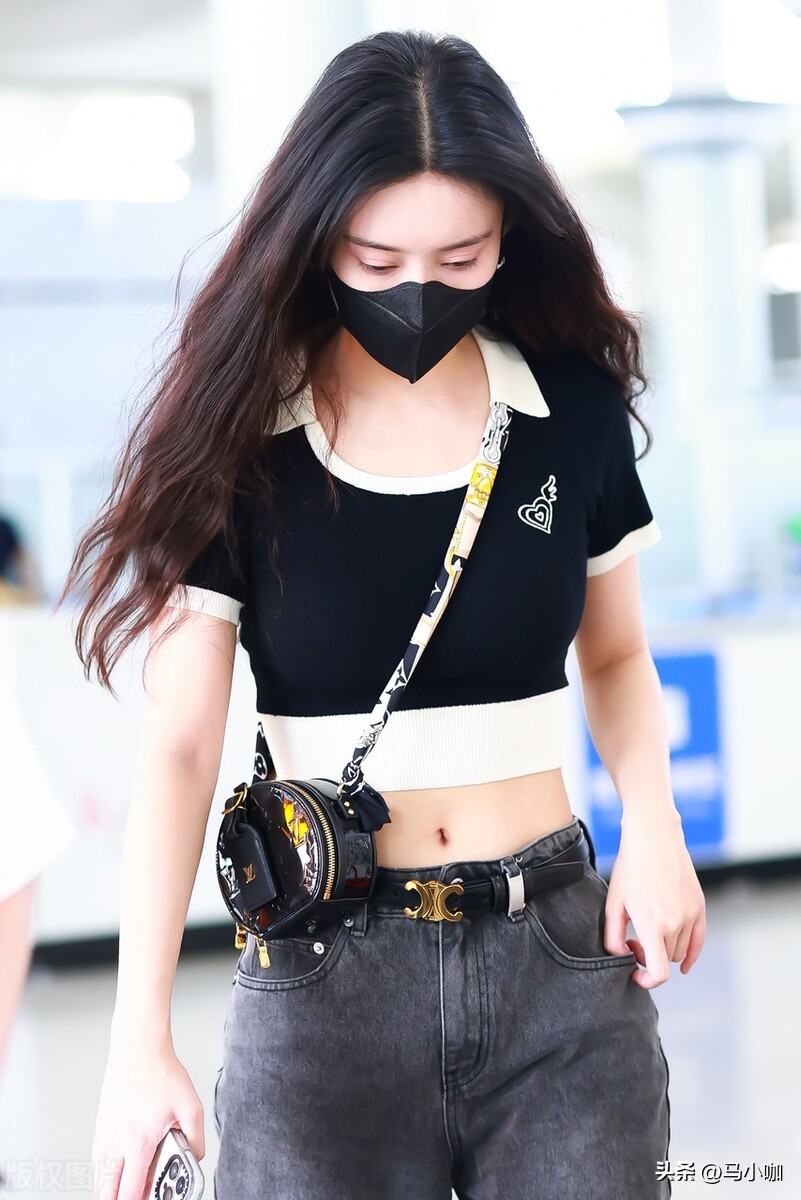 Meng Ziyi's navel-baring outfit is a must - iNEWS