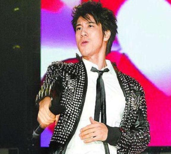 After Wang Leehom overturned the car, Luo Zhixiang covered his mouth ...