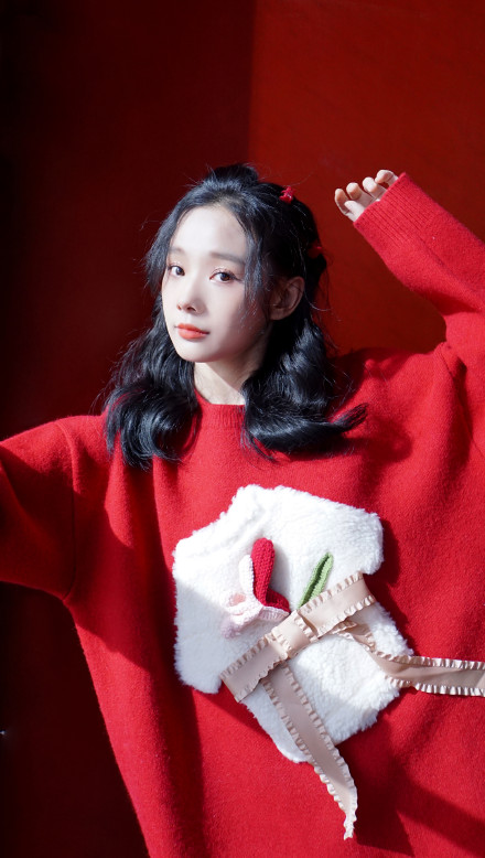 Lu Zhaohua is beautiful and cute in New Year's red, with sultry eyes ...