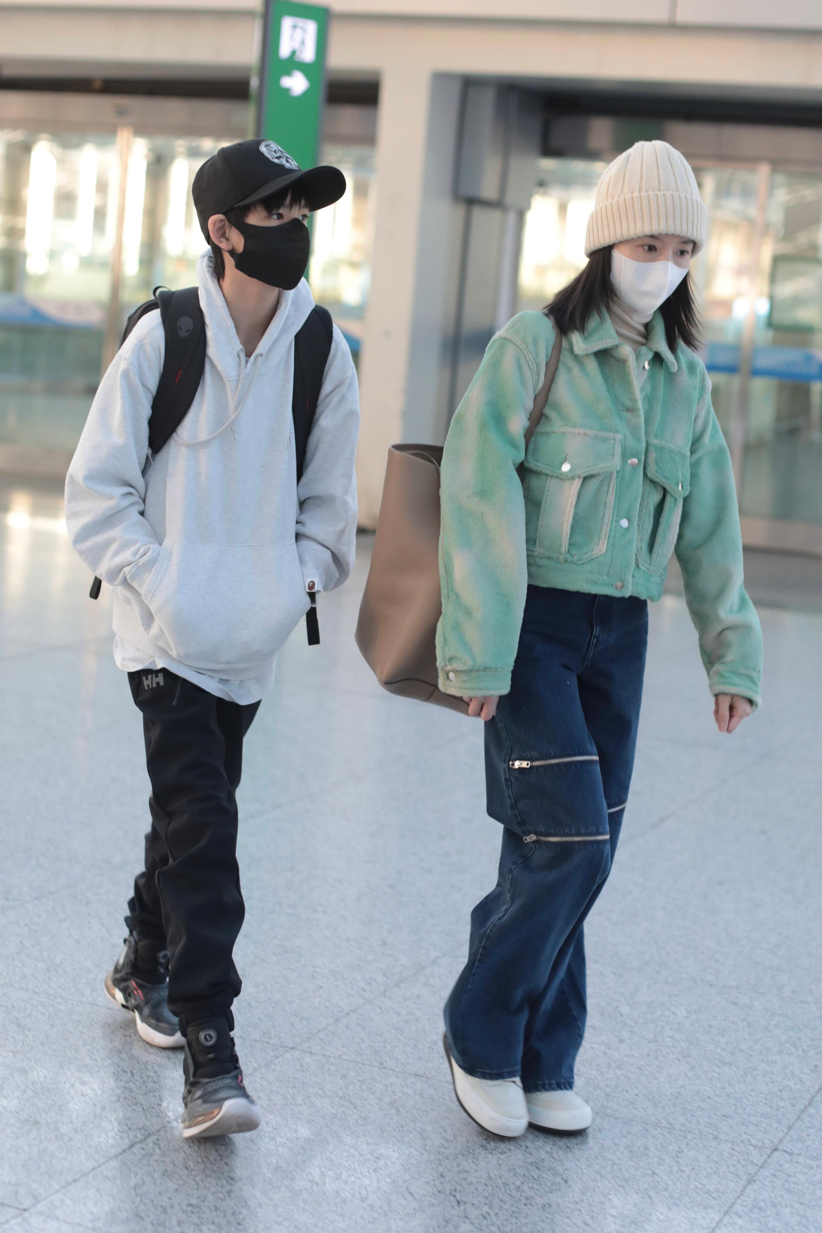 Dong Jie showed up at the airport with her 12-year-old son, tall enough ...