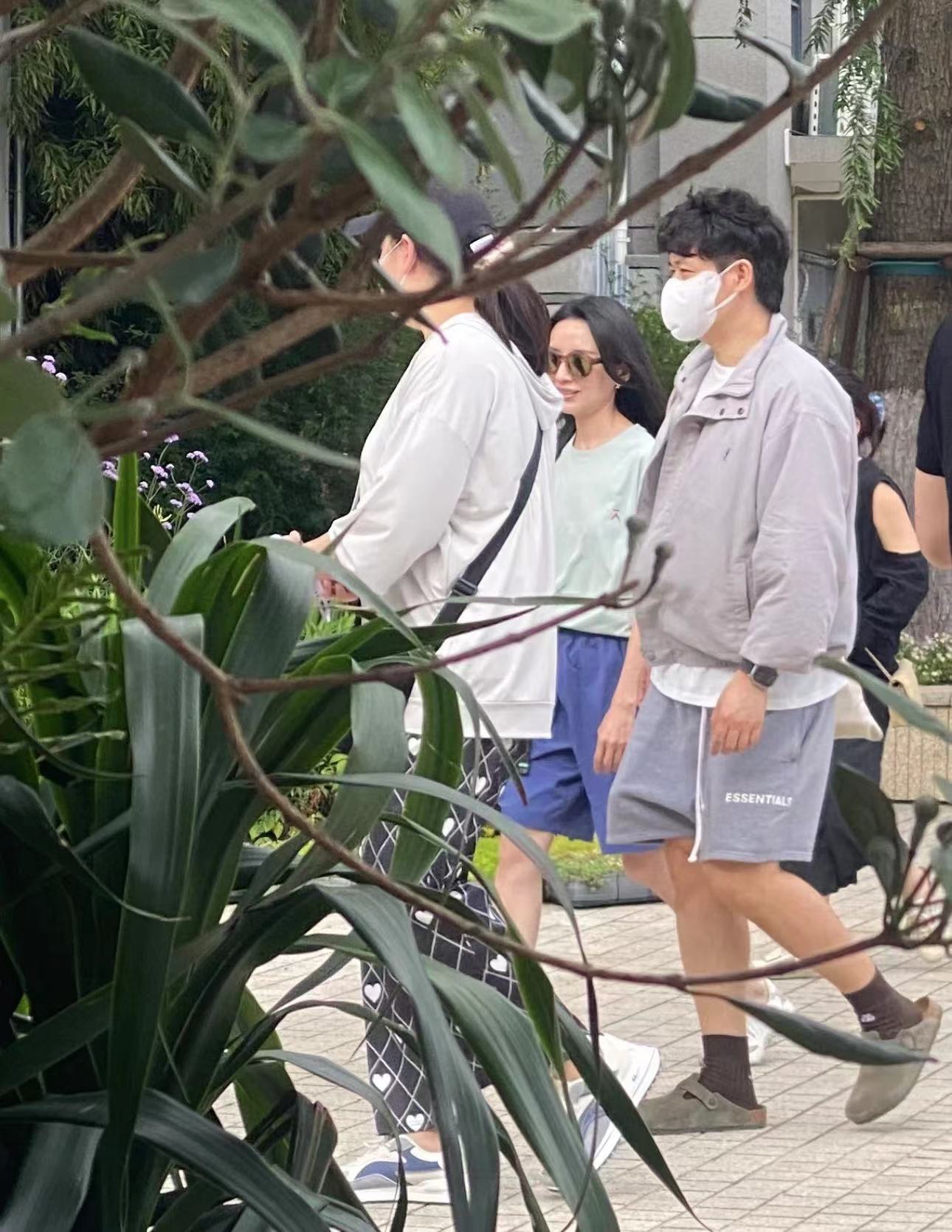 43-year-old Dong Jie was met on the street! Hands with blue tendons ...