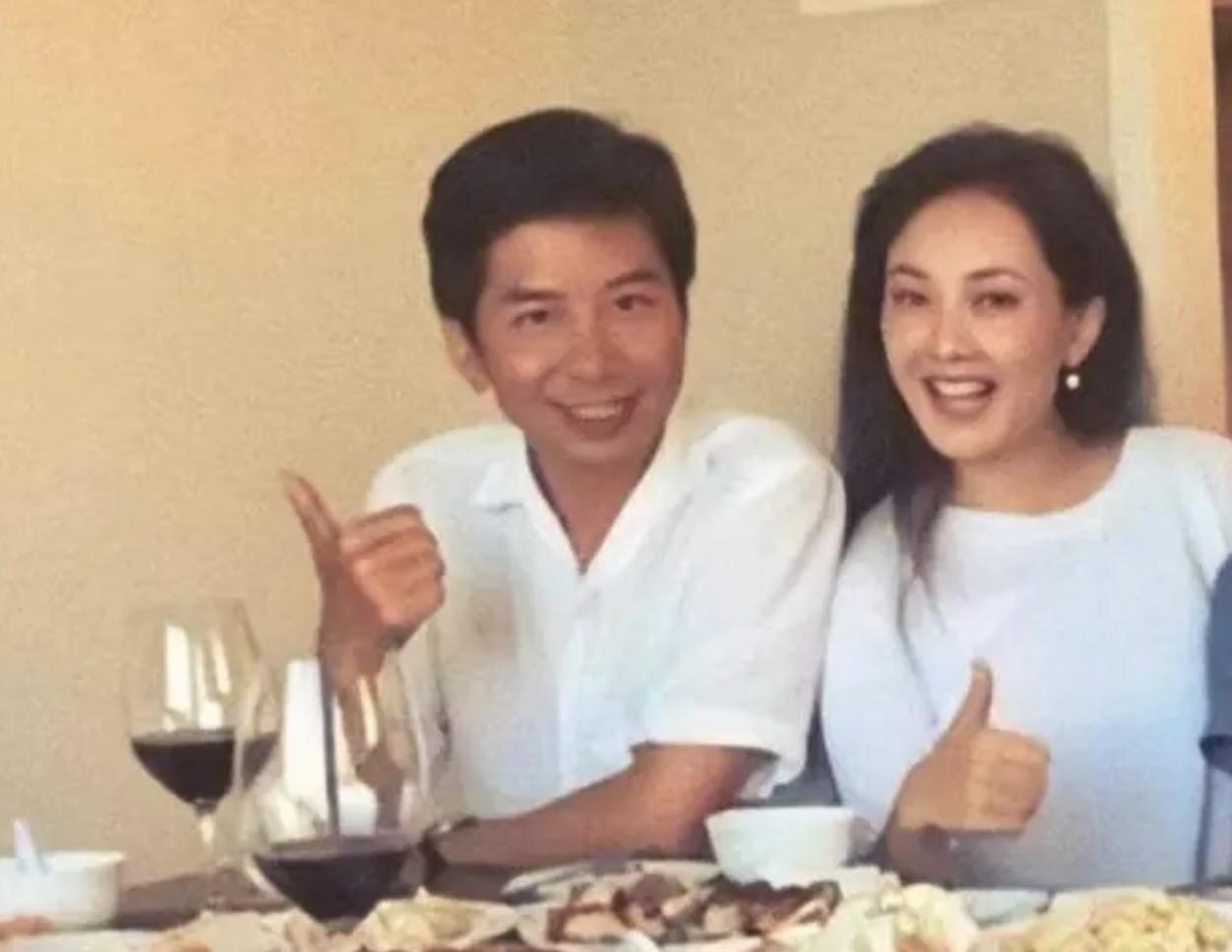 49-year-old Niu Li was worried about her mental state, sitting alone in ...